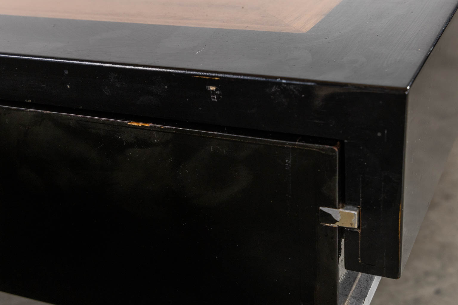 Een uitschuifbare salontafel, bijgevoegd een bankje. Lakwerk en houtfineer inlegwerk. (L:110 x W:145 x H:47 cm)