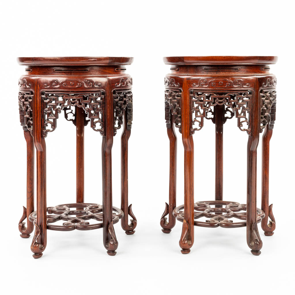 Lot 077 A pair of Chinese pedestals made of finely sculptured hardwood. (H:31cm)