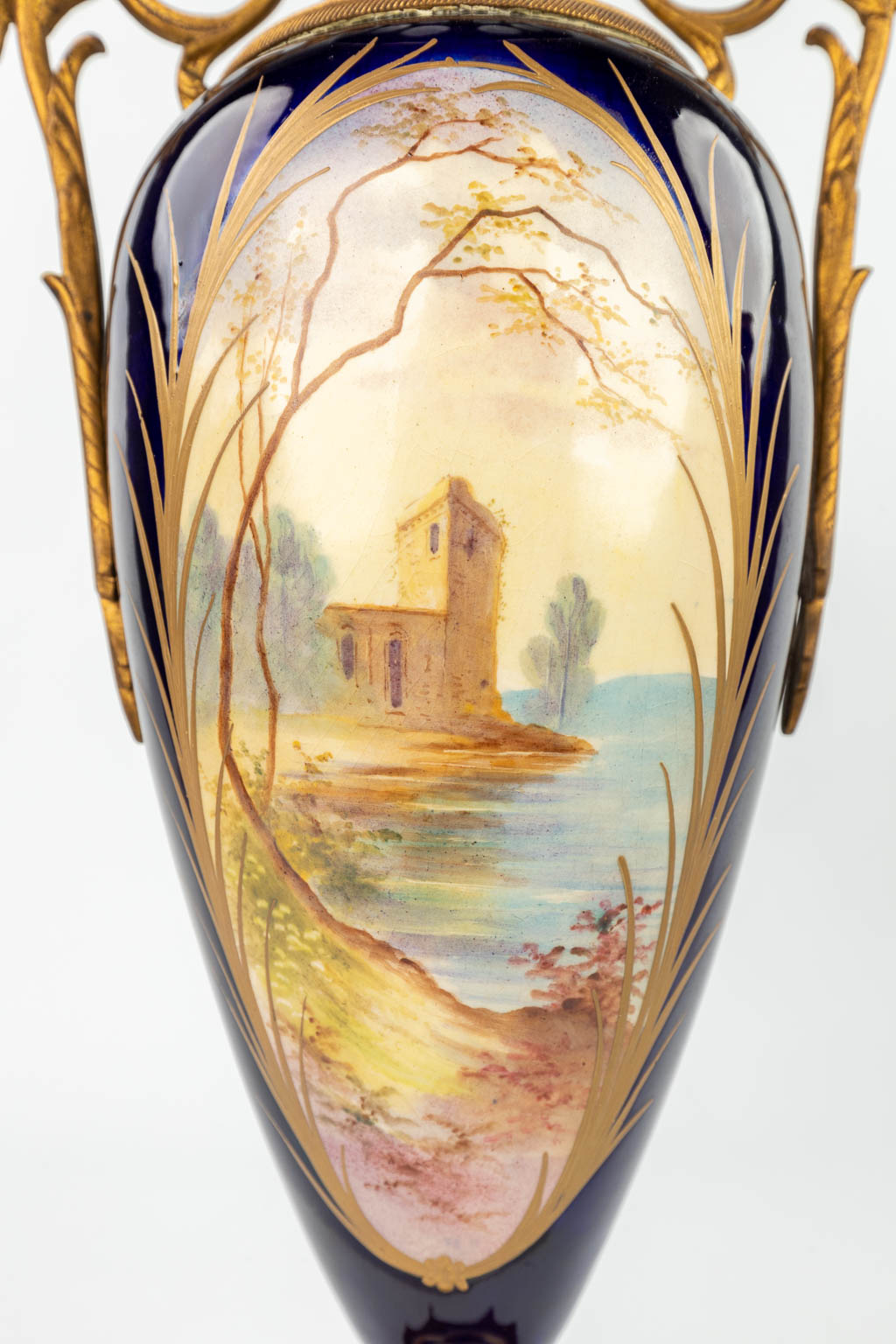 Een paar vazen gemaakt uit porselein en gemonteerd met brons, Sèvres. handgeschilderd decor gemerkt Hals. (H:54cm)