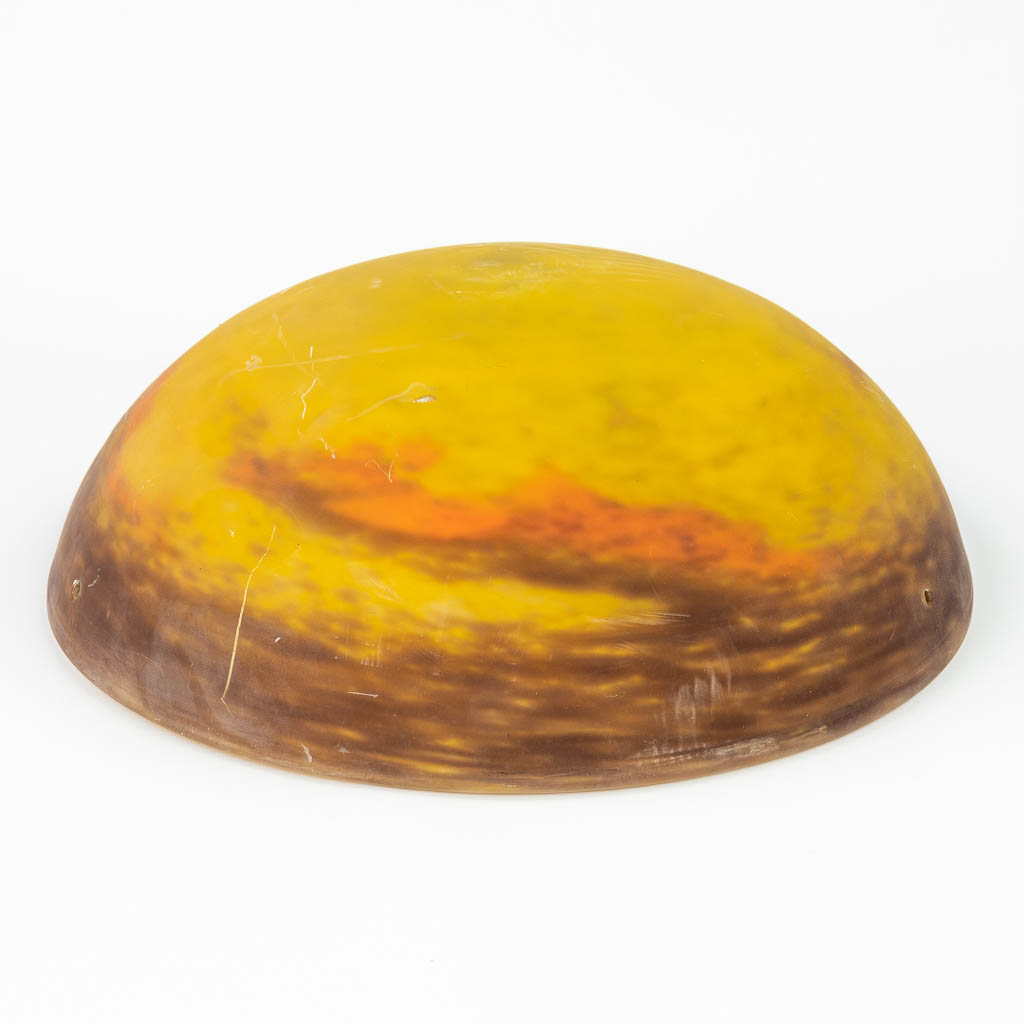 Een schaal voor luchter gemaakt uit pâte de verre glas in art deco stijl en gemerkt 