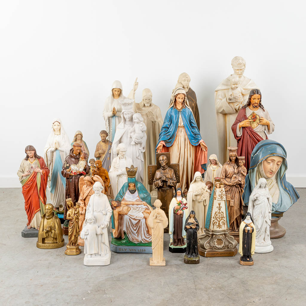 Een groot lot beelden van heiligen gemaakt uit polychrome en monochrome plaaster en marmer. (H:79cm)