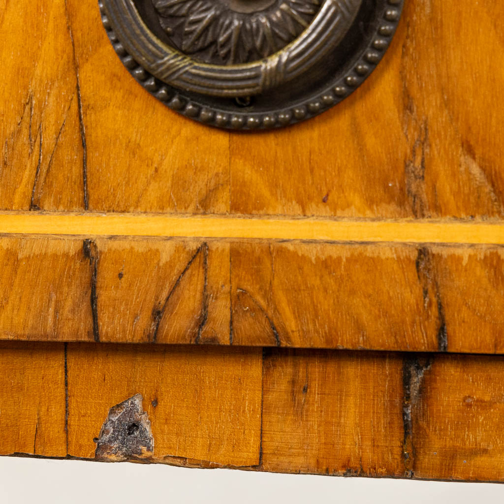 Een antieke commode, marqueterie inleg met een secretaire lade. Duitsland, 18de/19de eeuw. (L:64 x W:128 x H:100 cm)