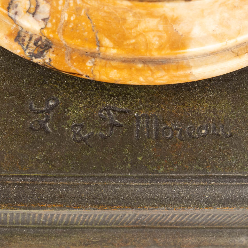 L & F Moreau, een schouwklok, kunstbrons, Circa 1900. (L: 26 x W: 40 x H: 70 cm)