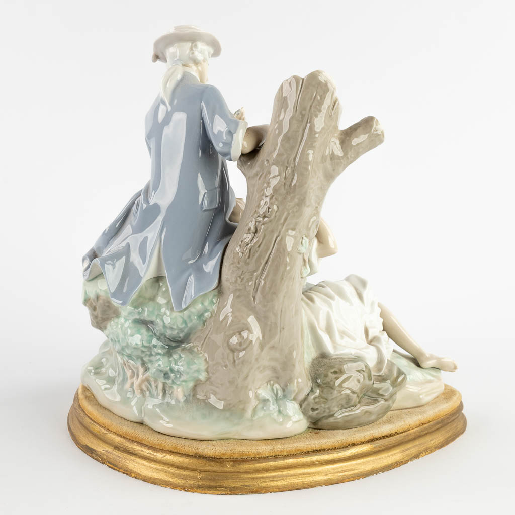 Lladro, Romantic Scène, polychrome porcelain, 20th C. (D:20 x W:29 x H:27 cm)