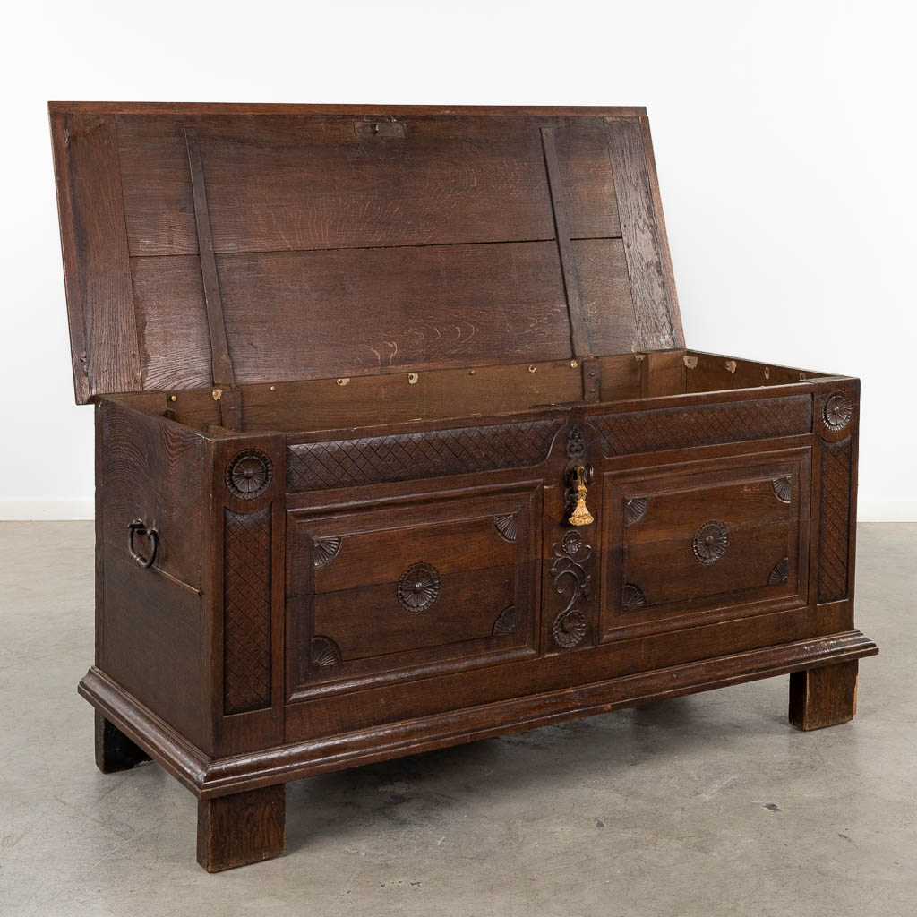 Een antieke koffer, 19de eeuw. (D:60 x W:140 x H:70 cm)