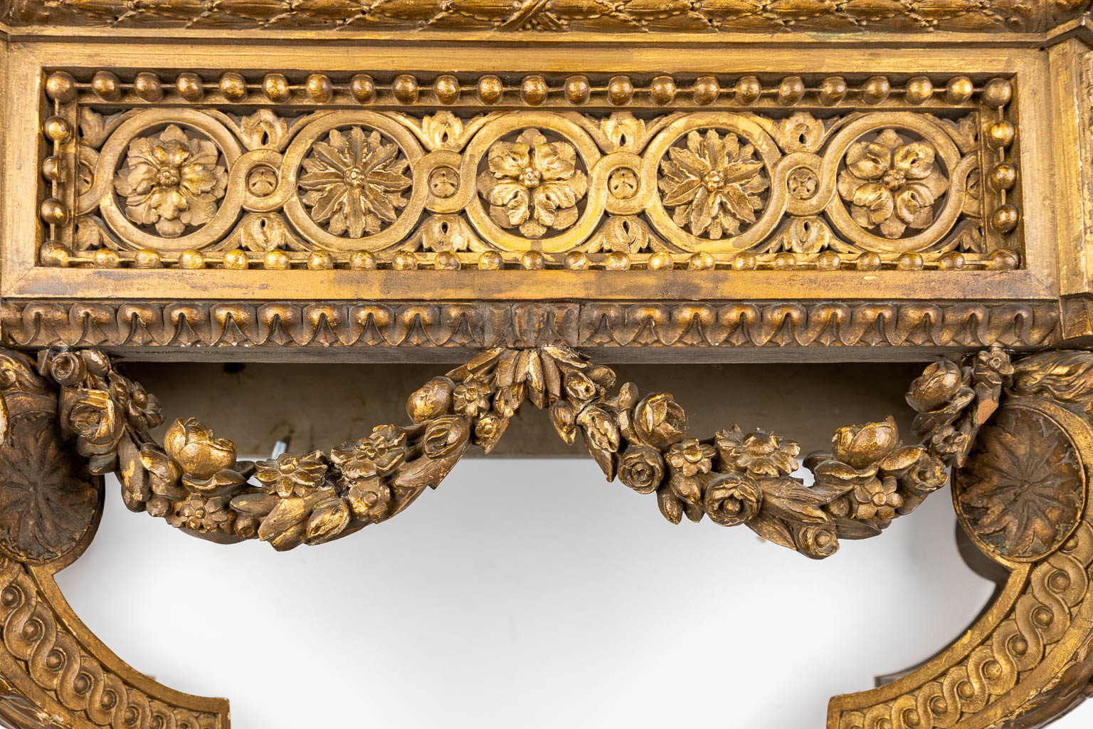 Een consoletafel met ramskoppen, verguld gesculpteerd hout afgewerkt met een Carrara marmer blad. 19de eeuw. (D:41 x W:79 x H:91