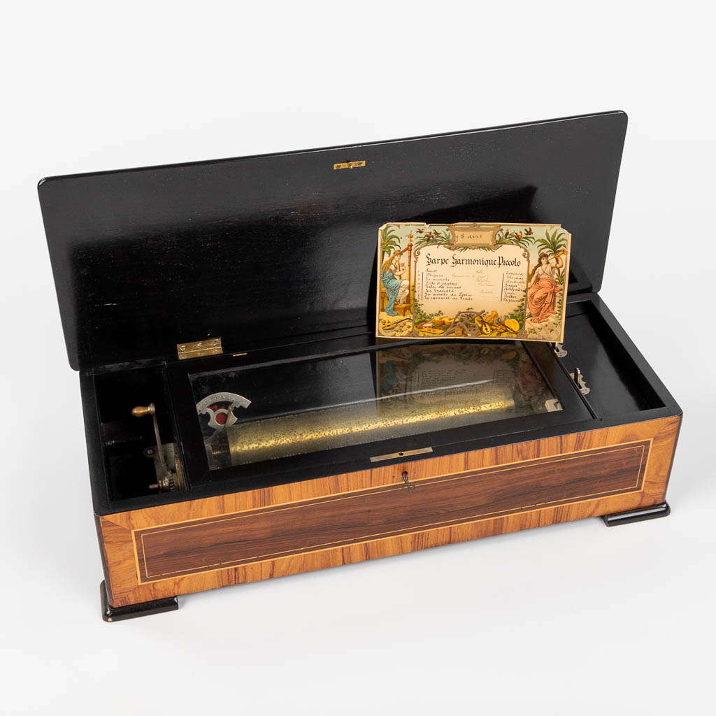 An antique music box 'Harpe Harmonique Piccolo' with roll and 8 different songs. (D:25 x W:65 x H:17 cm)