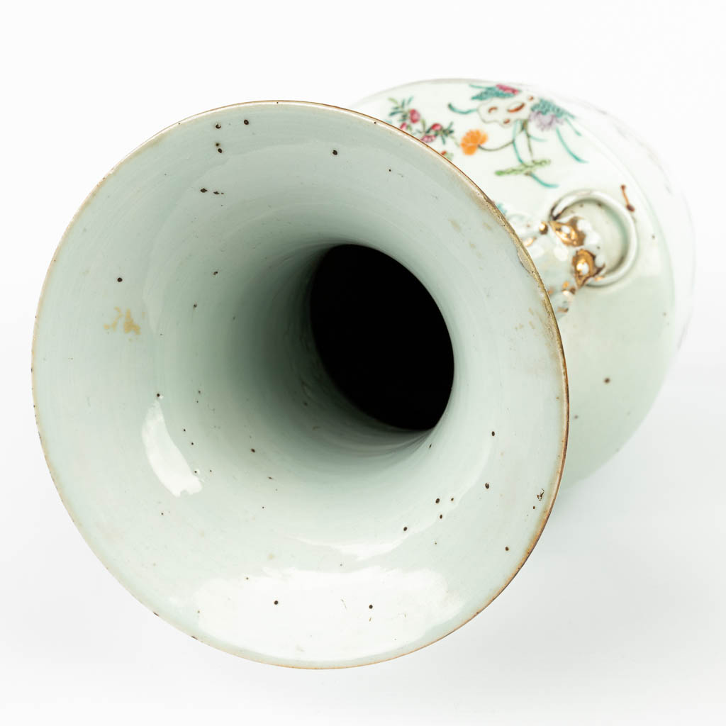Een Chinese vaas gemaakt uit porselein met decor van hofdames aan een tafel. (H:57,5cm)