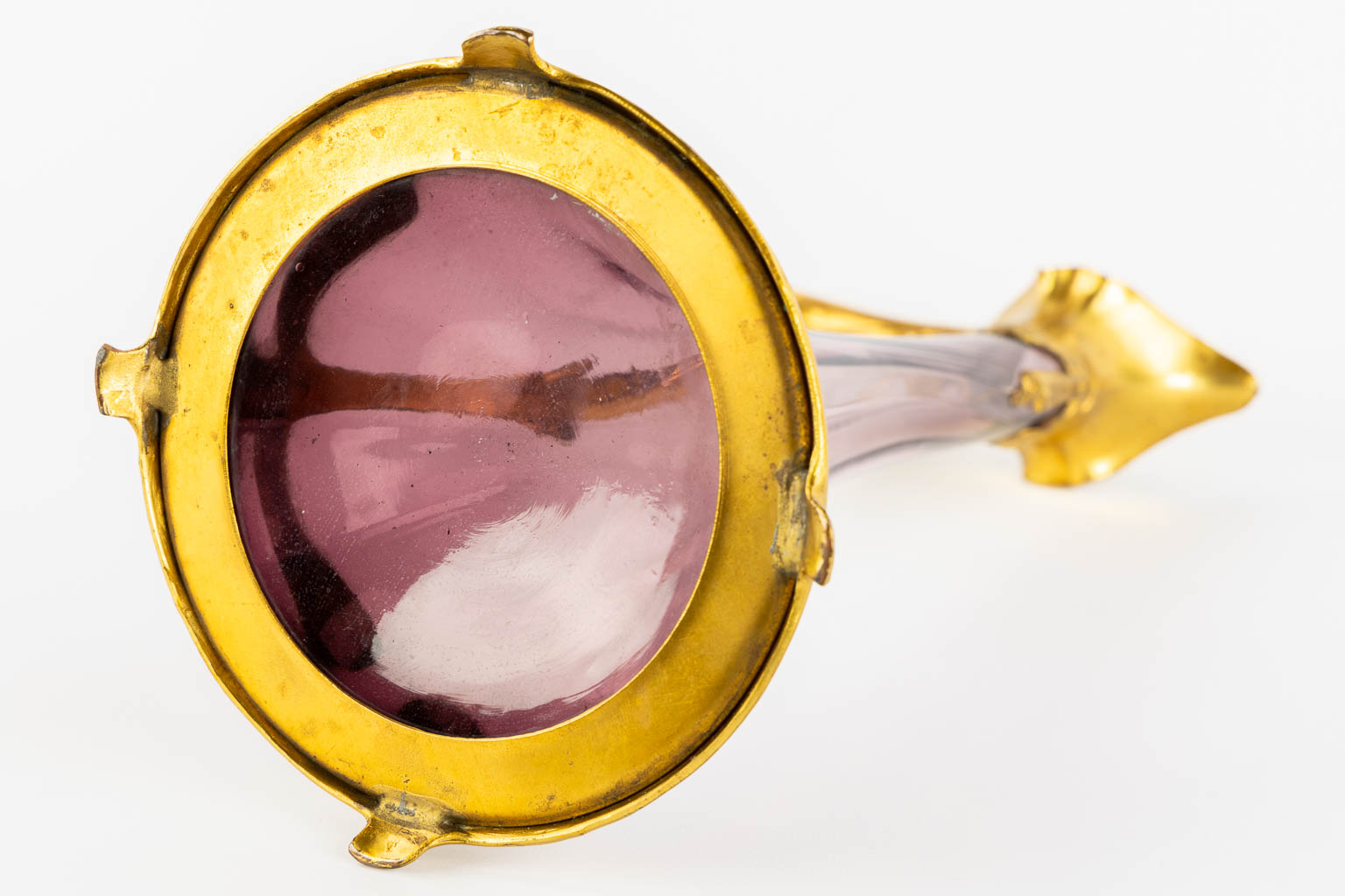 Een schenkkan, verguld metaal en glas, Art Nouveau. (L:16 x W:20 x H:39 cm)
