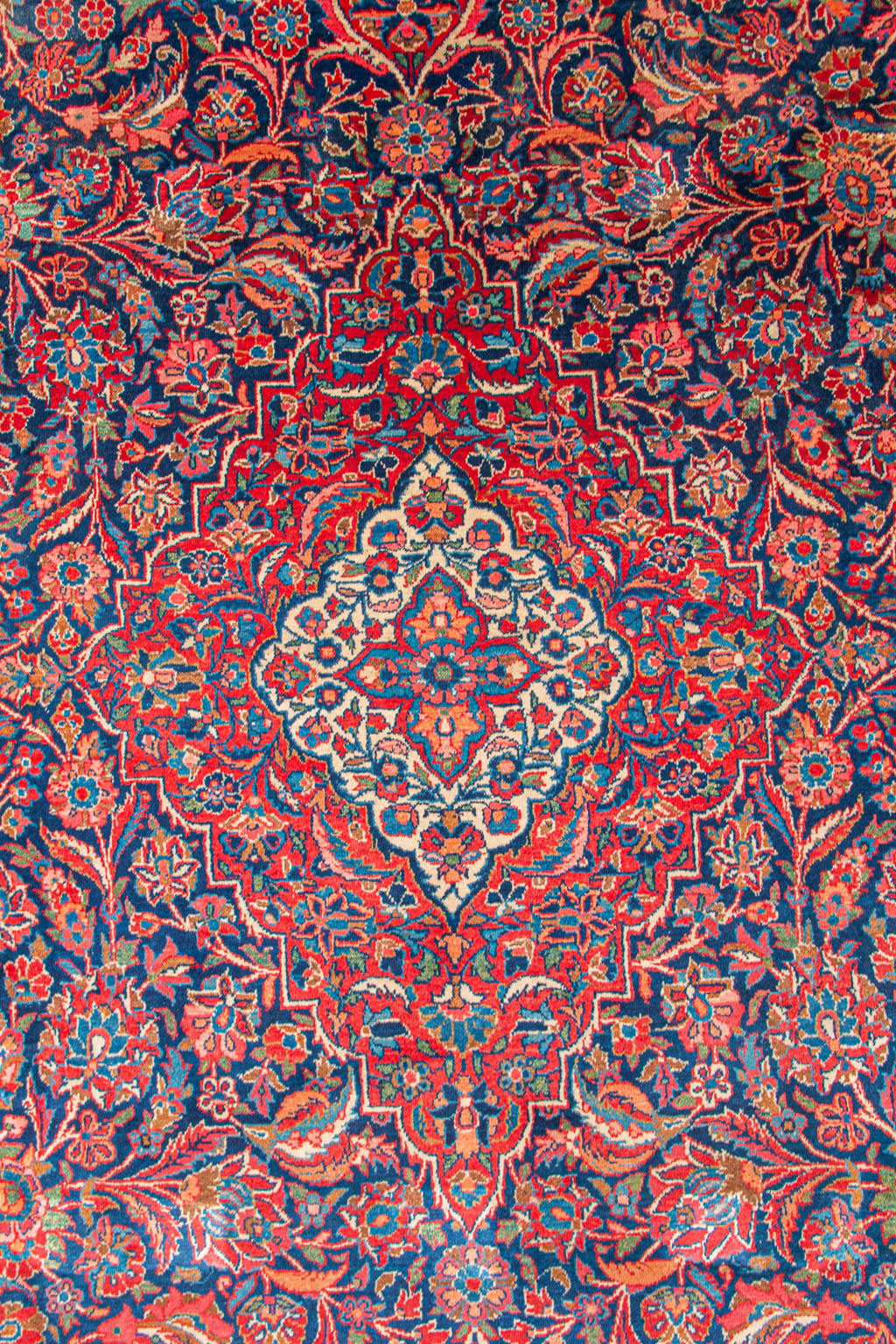 Een groot Oosters handgeknoopt tapijt. Kachan. (238 x 315 cm)