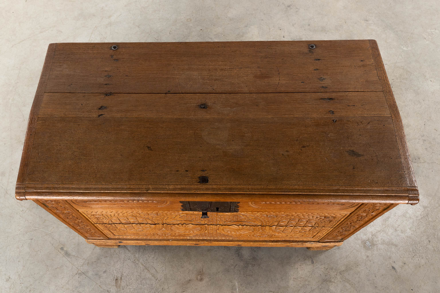 Een antieke koffer met houtsijnwerken. 19de eeuw. (D:66 x W:120 x H:73 cm)