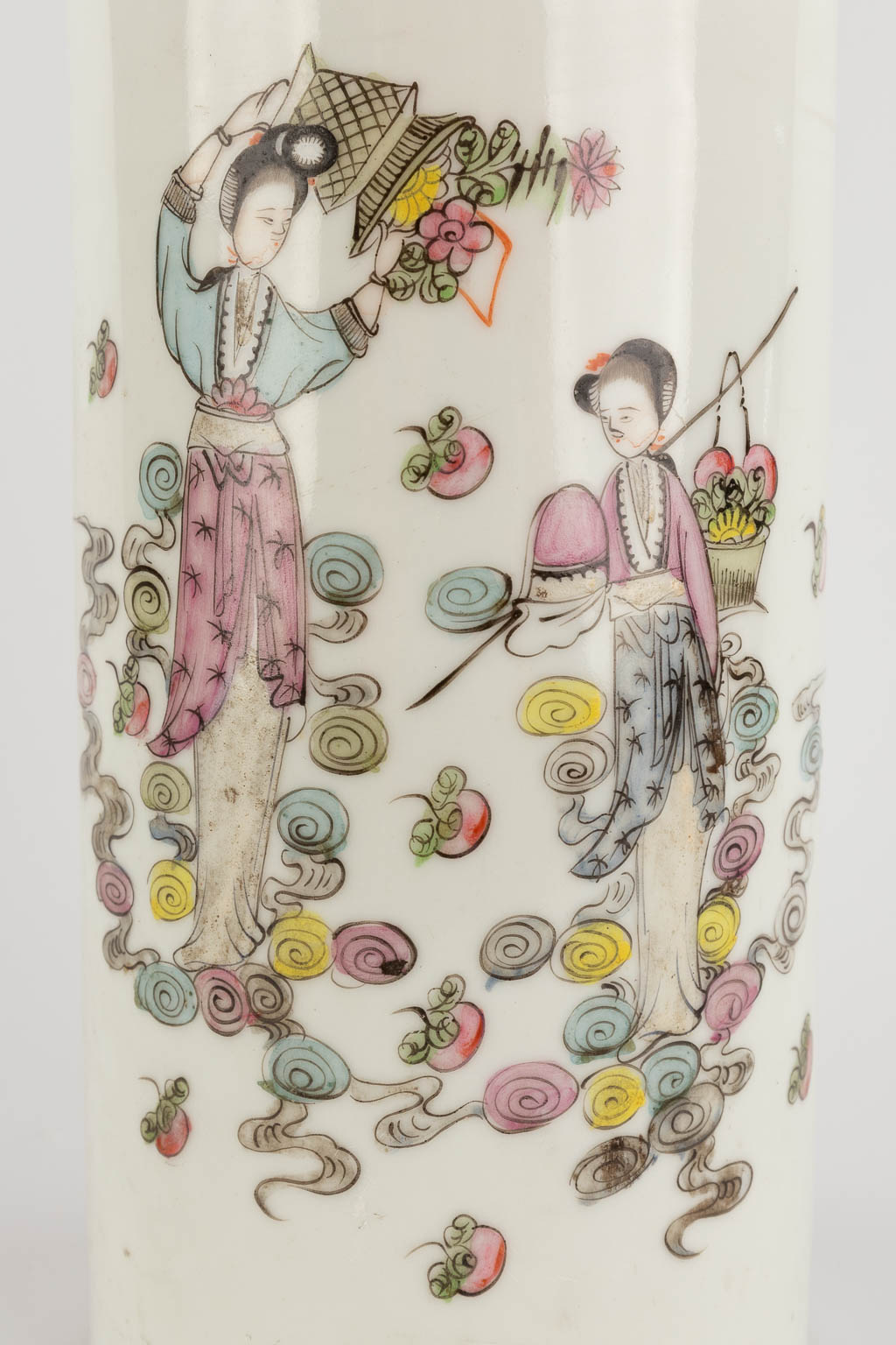 Twee Chinese Hoedensteunen, decor met dames en fauna en flora. 19de/20ste eeuw. (H:28,5 x D:12,5 cm)