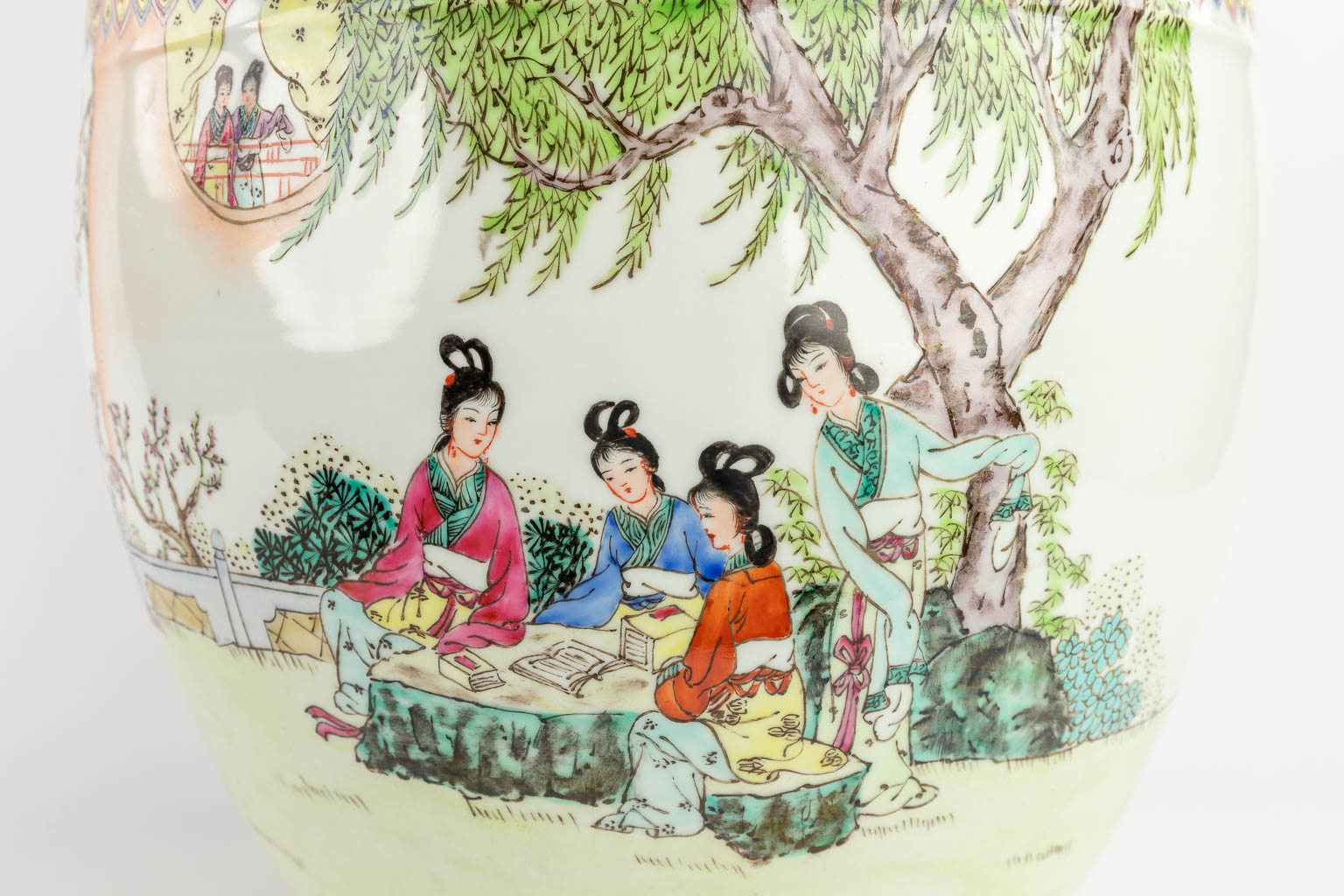 Een grote Chinese cache-pot met decor van figuren in de tuin. 20ste eeuw. (H:36 x D:40 cm)