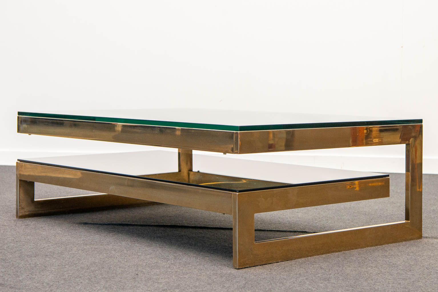 A Belgo-Chrom G-Shape coffee Table with fumé glass and clear glass. 20th century. 