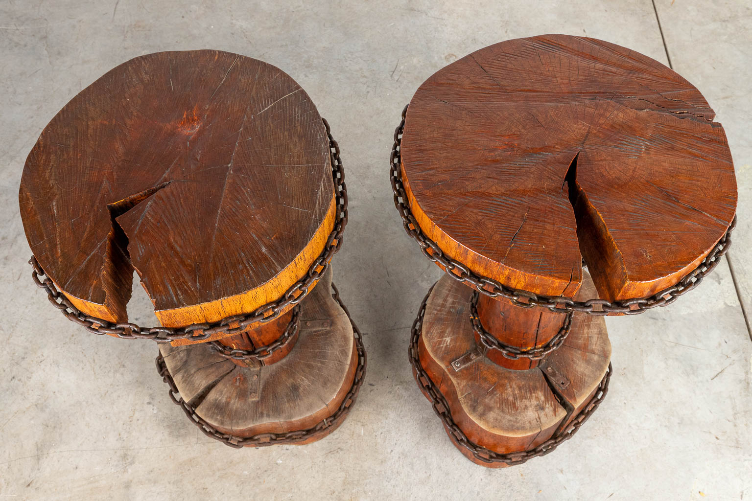 Een paar bijzettafels gemaakt uit hout gemonteerd met kettingen in brutalistische stijl. (H:75cm)