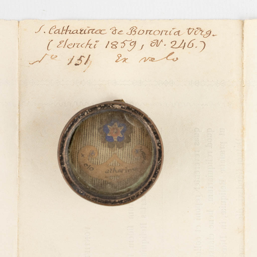 A sealed theca with a relic: Ex Velo Sanctae Catharinae De Bomomia, Virginis. 