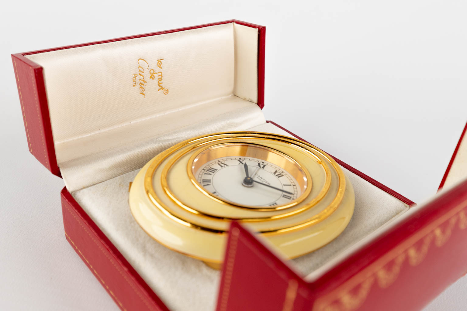 Cartier, een tafelklokje met alarm, 7511, met originele doos.