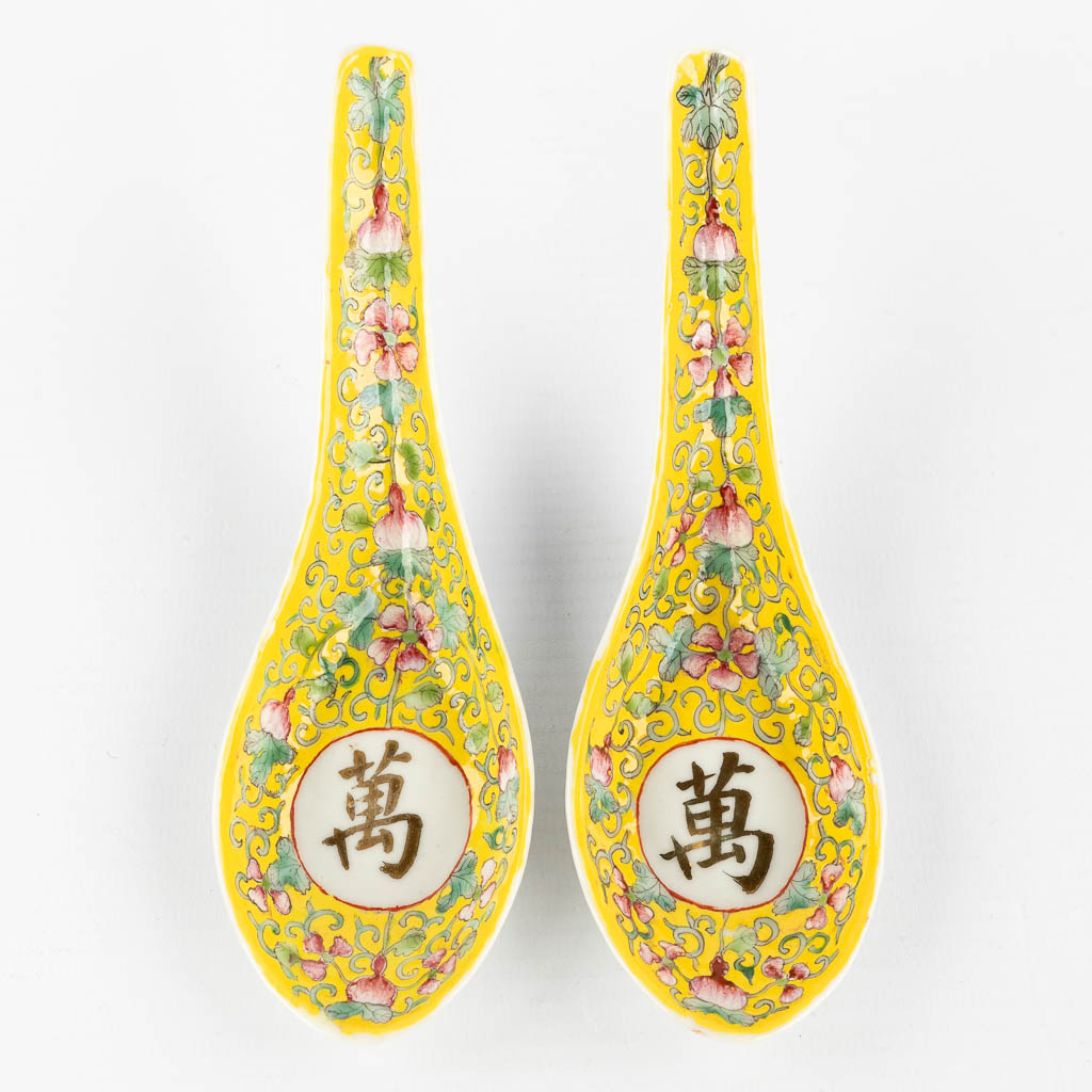A pair of spoons, Wan Caracter, Guangxu mark and period. (D:15 cm)
