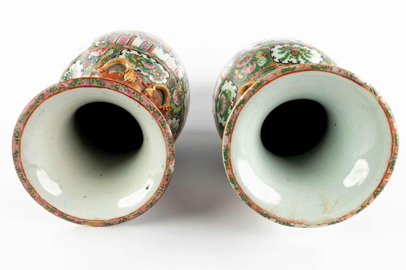 Two Chinese Canton vases, 19th/20th C. (H:45 x D:20 cm)