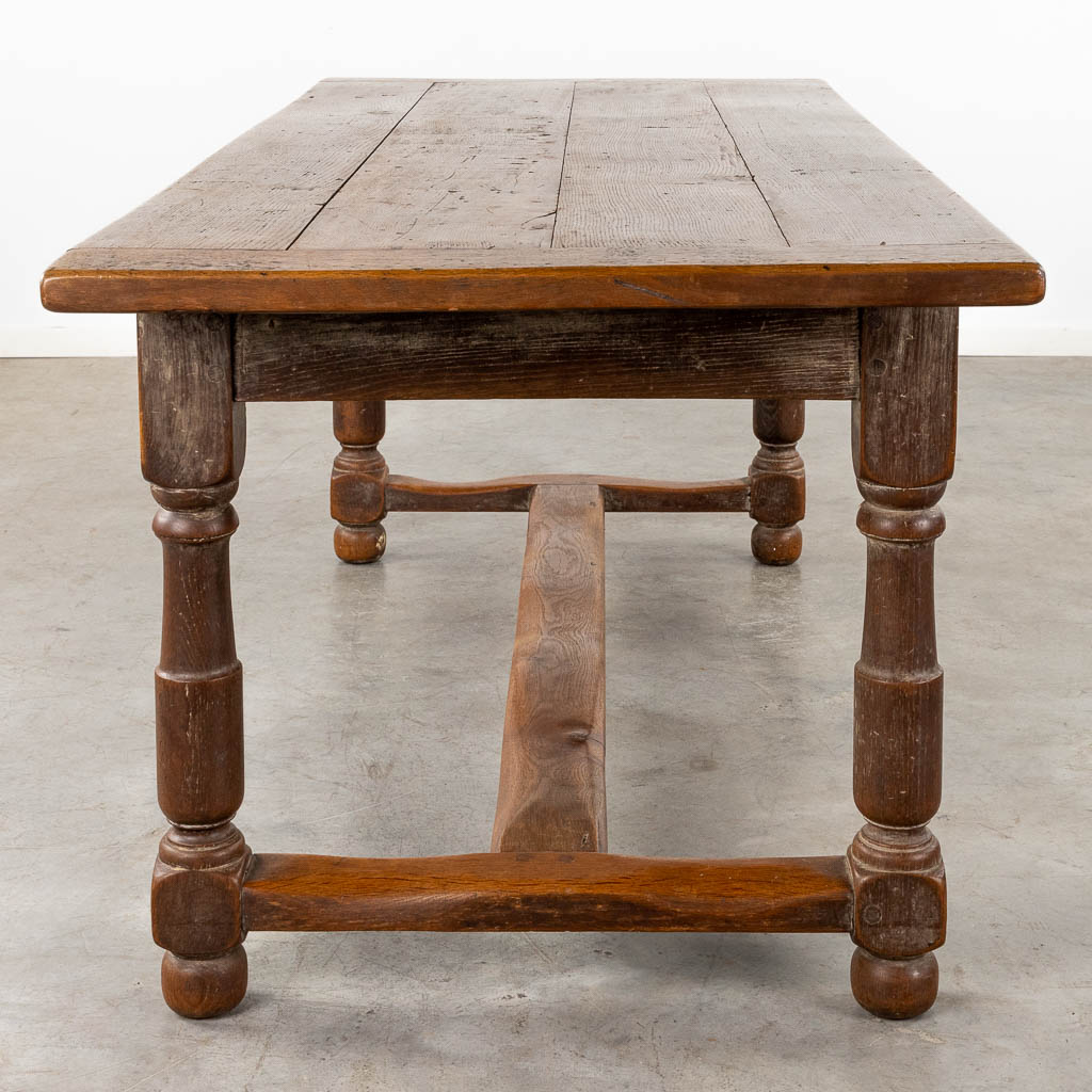 Een antieke boerentafel, eik, 19de eeuw. (D:86 x W:198,5 x H:76 cm)