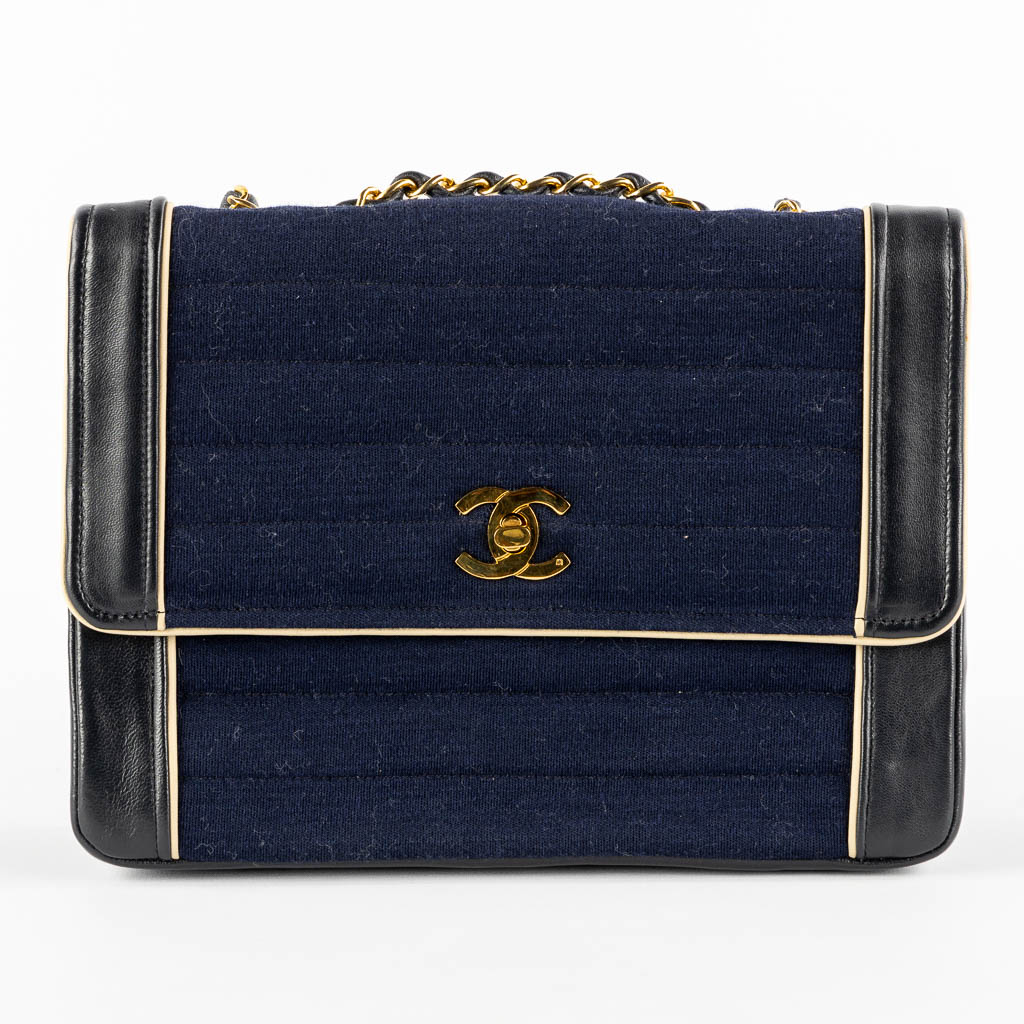 Chanel Classique, een dameshandtas, leder en stof. (W:24,5 x H:19 cm)