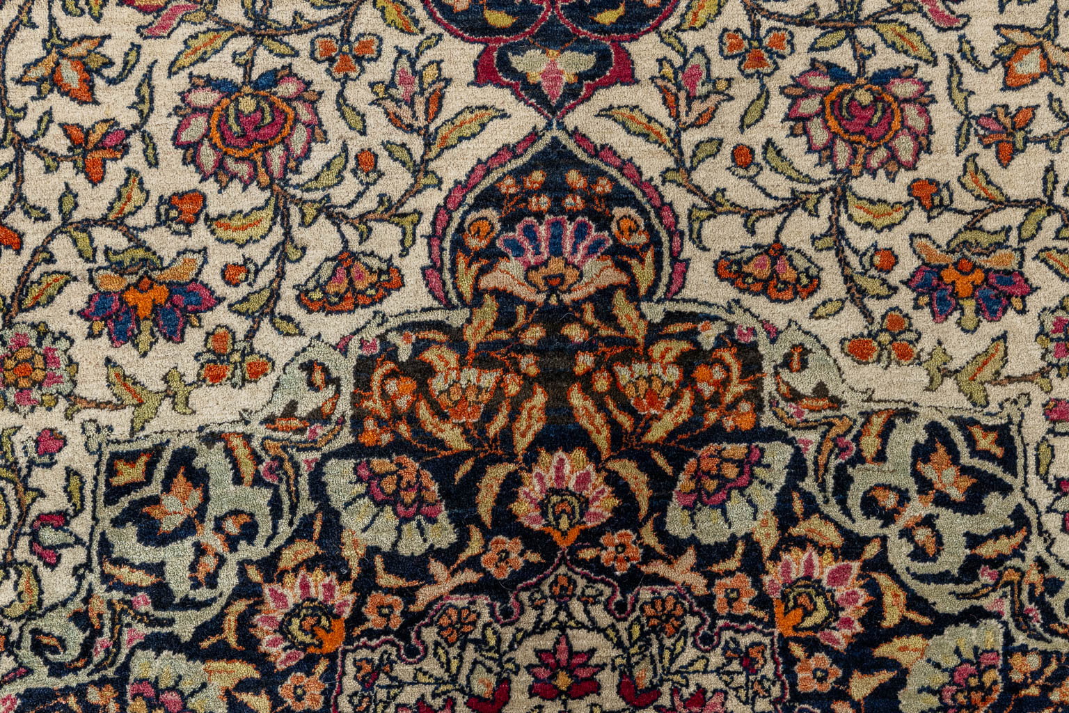 An Oriental hand-made carpet, Isfahan/Isphahan. (L:225 x W:145 cm)