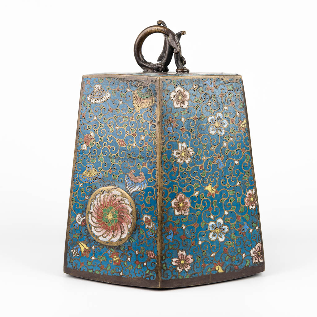 Een antieke ceremoniële gong, versierd met champleve email. (H:28cm)