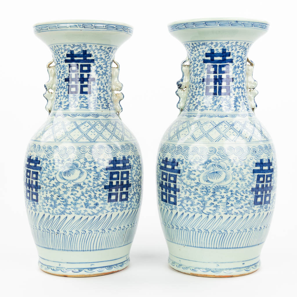 Een paar Chinese vazen met blauw wit decor en dubbel Xi teken van geluk. (H:44cm)