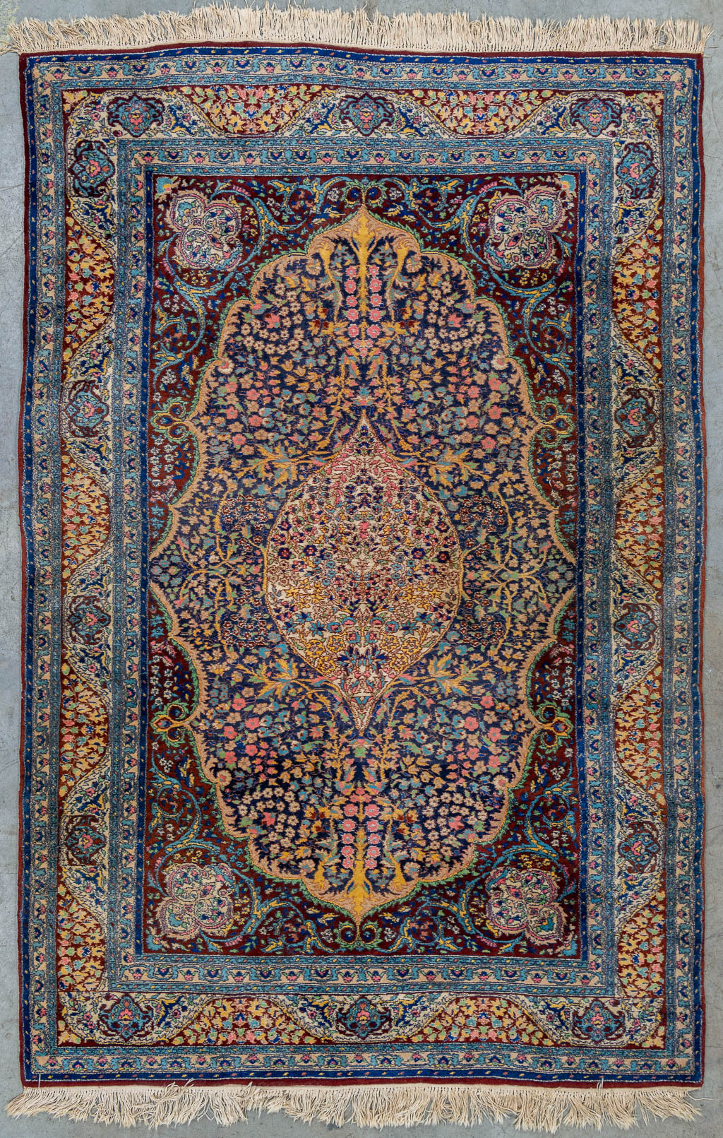Een Oosters, handgeknoopt tapijt. (228 x 148 cm)