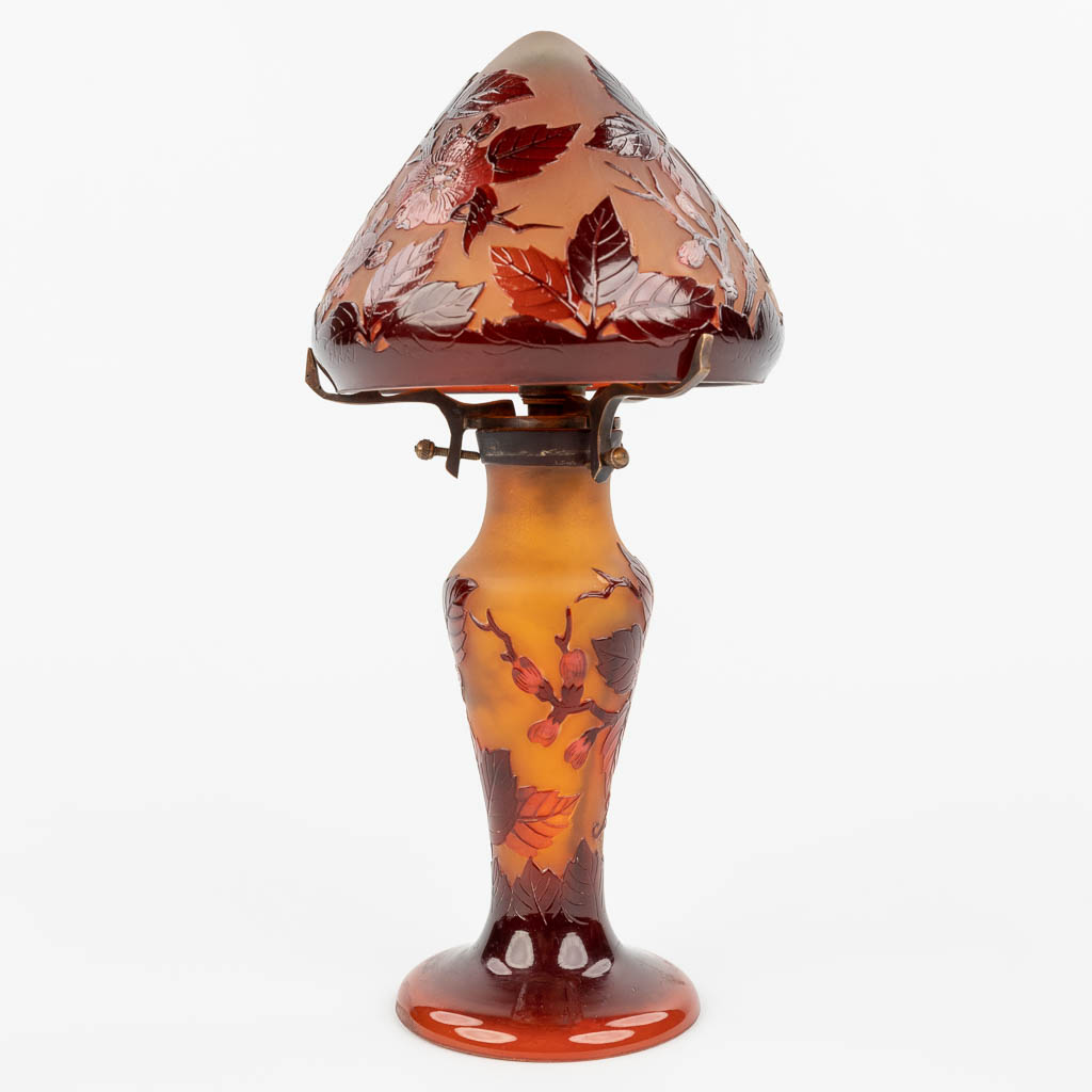 A table lamp made of pâte-de-verre glass in the style of and marked Gallé. (H:28cm)