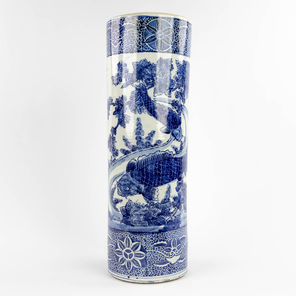 A Japanese Umbrella, decorated with blue-white koi. 20th C. (H:62 x D:21 cm)