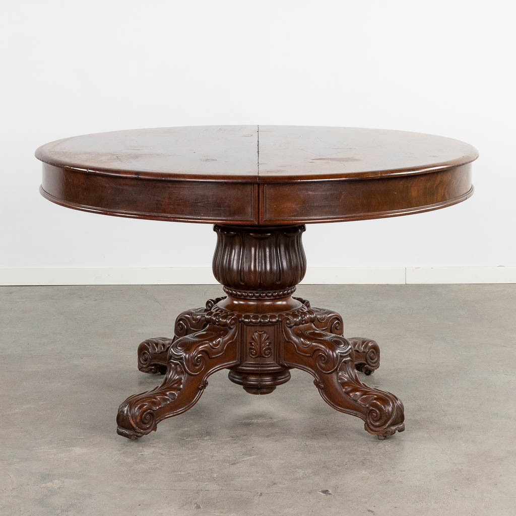 Een antieke, ovale tafel. Louis Philippe. (D:120 x W:139 x H:74 cm)