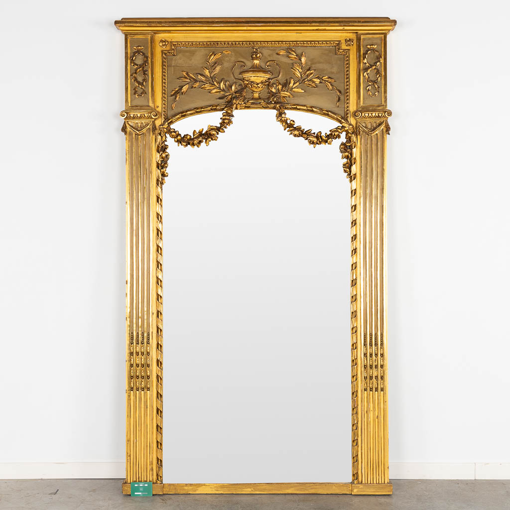 Een fijne en antieke spiegel, verguld en gesculpteerd hout in neoklassieke stijl. 19de eeuw. (W:113 x H:190 cm)