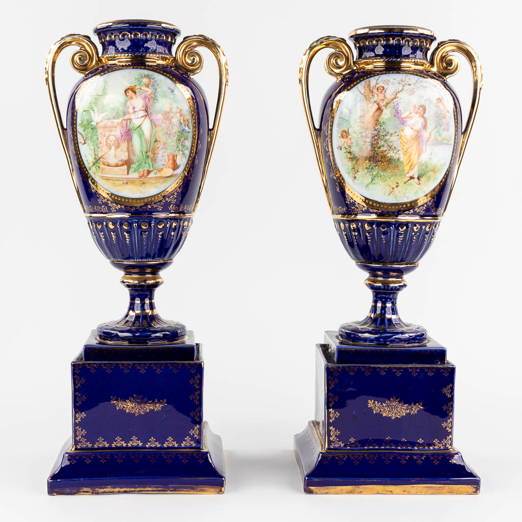  A pair of vases, with a transferprint decor. 20th C. 