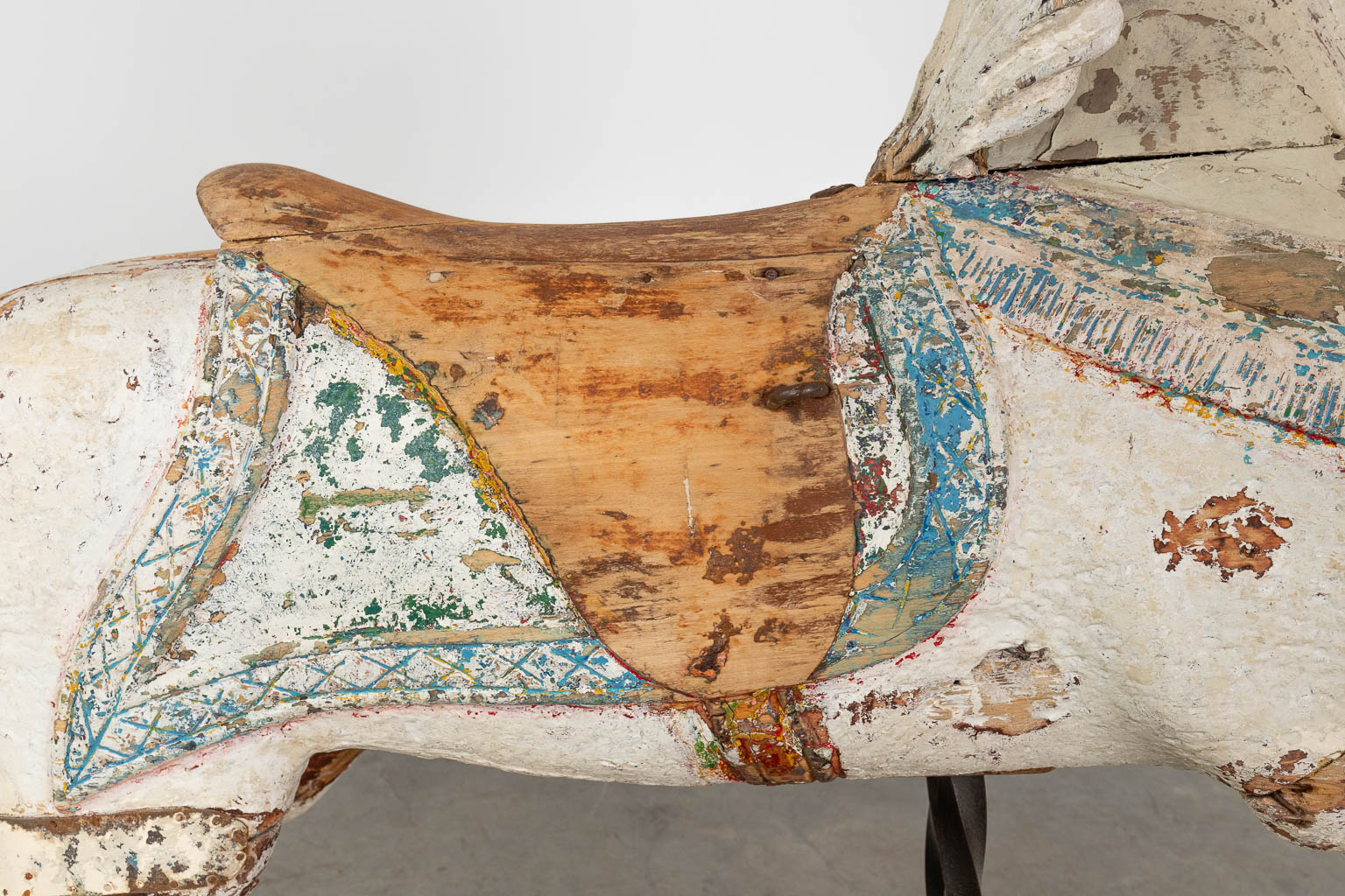 Een antiek kermispaard gemaakt uit gesculpteerd hout met originele polychromie. (D:32 x W:130 x H:240 cm)