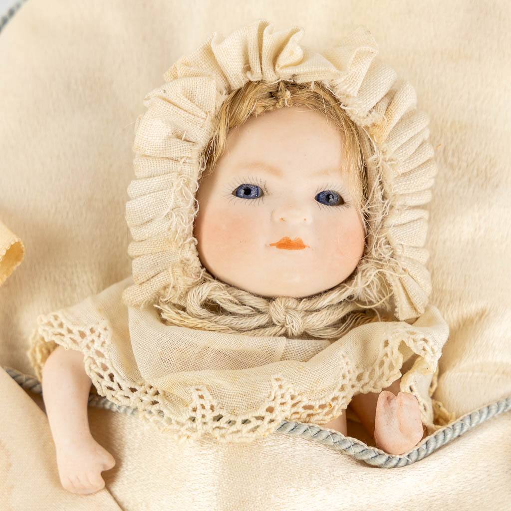 An antique doll in a crescent moon-shaped sleeping bag. Putnam 1922. (W:23 x H:26 cm)