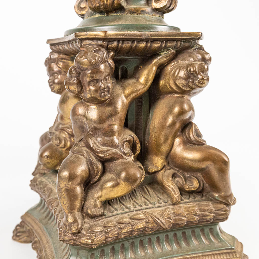 Een tafellamp gemaakt uit brons met putti. Tweede helft 20ste eeuw. 