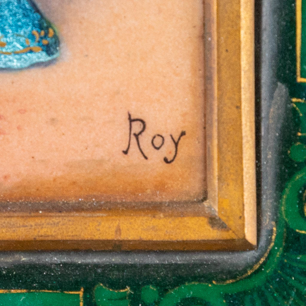 Een paar handgeschilderde email plaquettes gemonteerd in een geëboniseerde kader, gemerkt Roy (H:15,5cm)