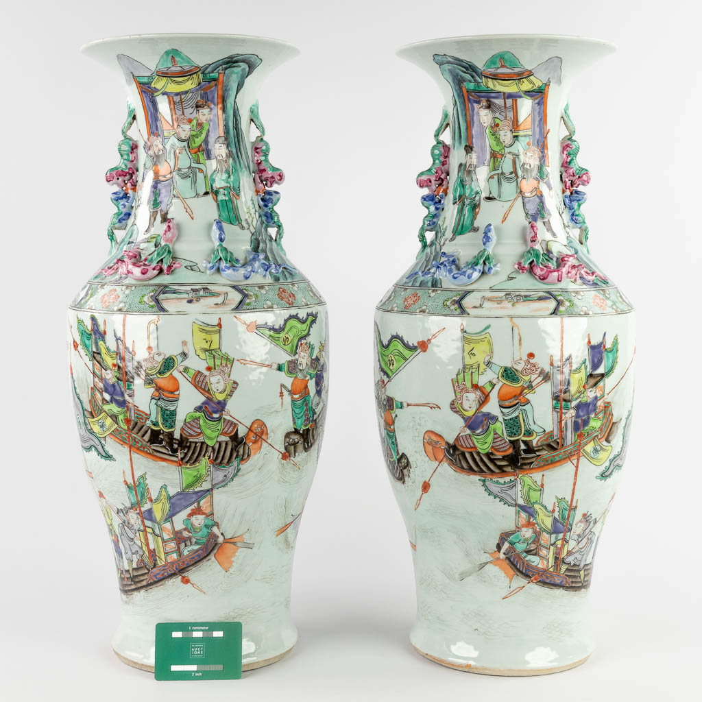 A pair of Chinese Famille Rose vases decorated with warriors in ships. 19th/20th C. (H:62 x D:26 cm)