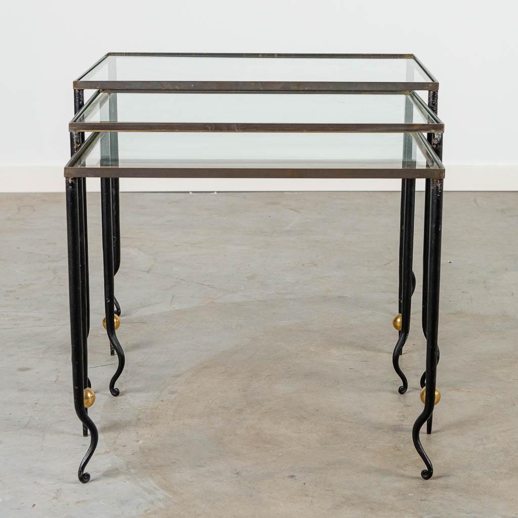René DROUET (1899-1993) een collectie cigogne salontafeltjes, gemaakt uit metaal met glas. 