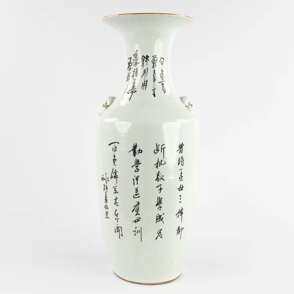 Een Chinese vaas, decor van figuren in de tuin. 19de/20ste eeuw. (H:57 x D:23 cm)