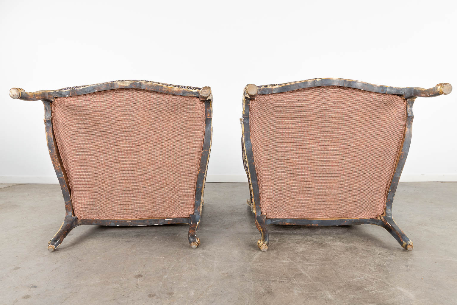 A pair of patinated Louis XV-style armchairs, fabric decorated with pheasants. (D:75 x W:75 x H:88 cm)