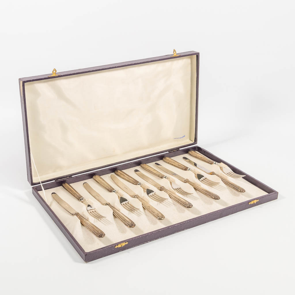 A display box with cutlery, silver, 6 forks and 6 knives. 