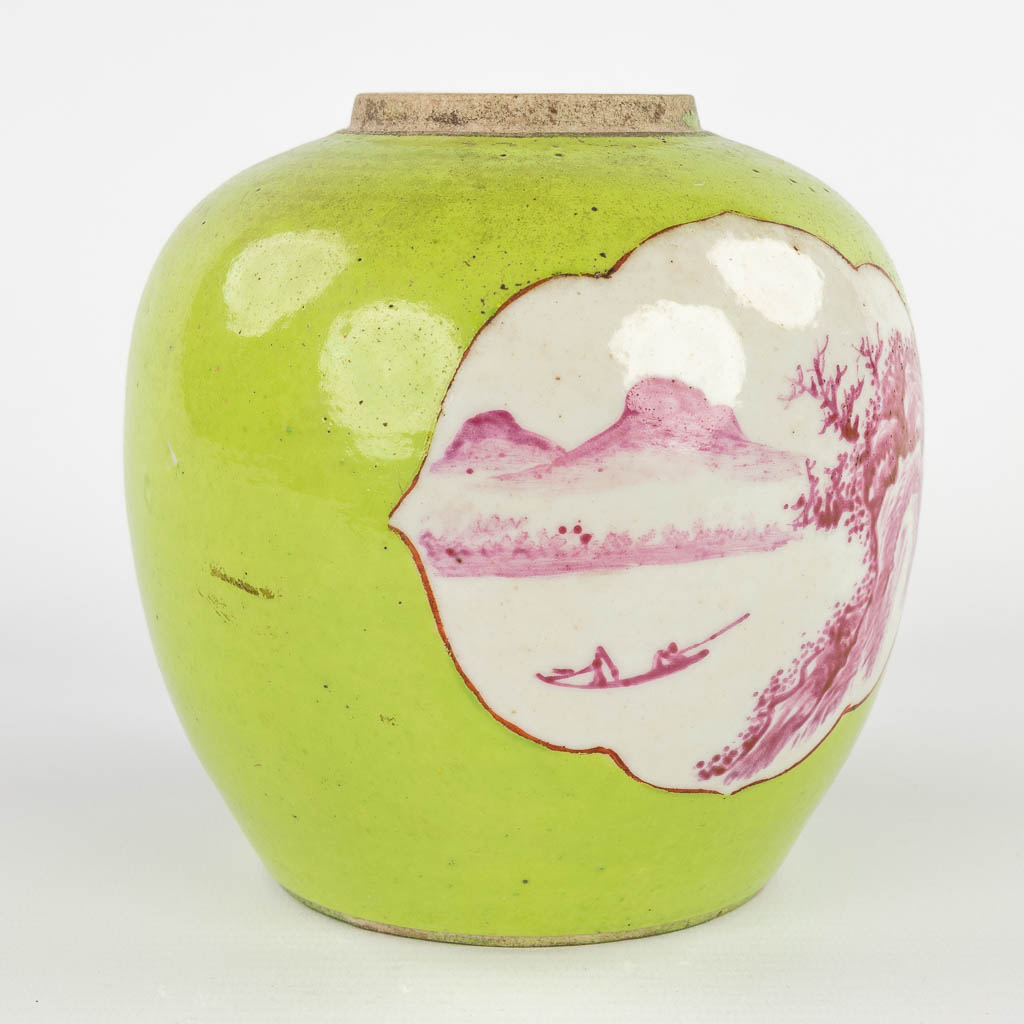 A Chinese jar with landscape decor. 18th/19th C. (H:13 x D:12,5 cm)