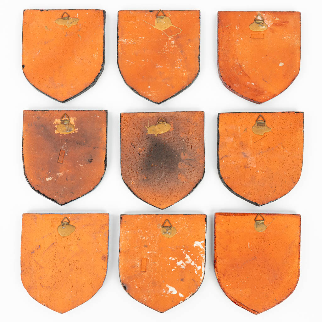 Rogier Joseph VANDEWEGHE (1923-2020) 9 plaquettes met wapenschilden van de 9 provincies, gemerkt Amphora. (H:19,5cm)