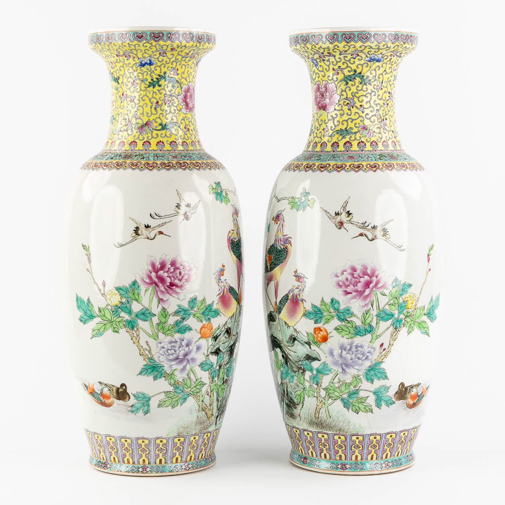 Een decoratief paar Chinese vazen met decor van een feniks. 20ste eeuw. (H:62 x D:26 cm)