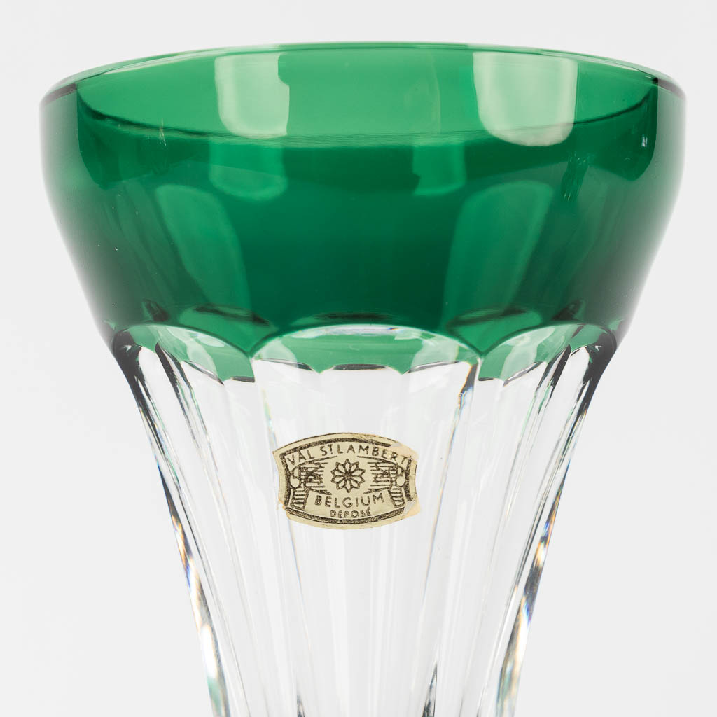 Val Saint Lambert, een collectie van 3 vazen, groen geslepen kristal. (H: 30 x D: 15 cm)