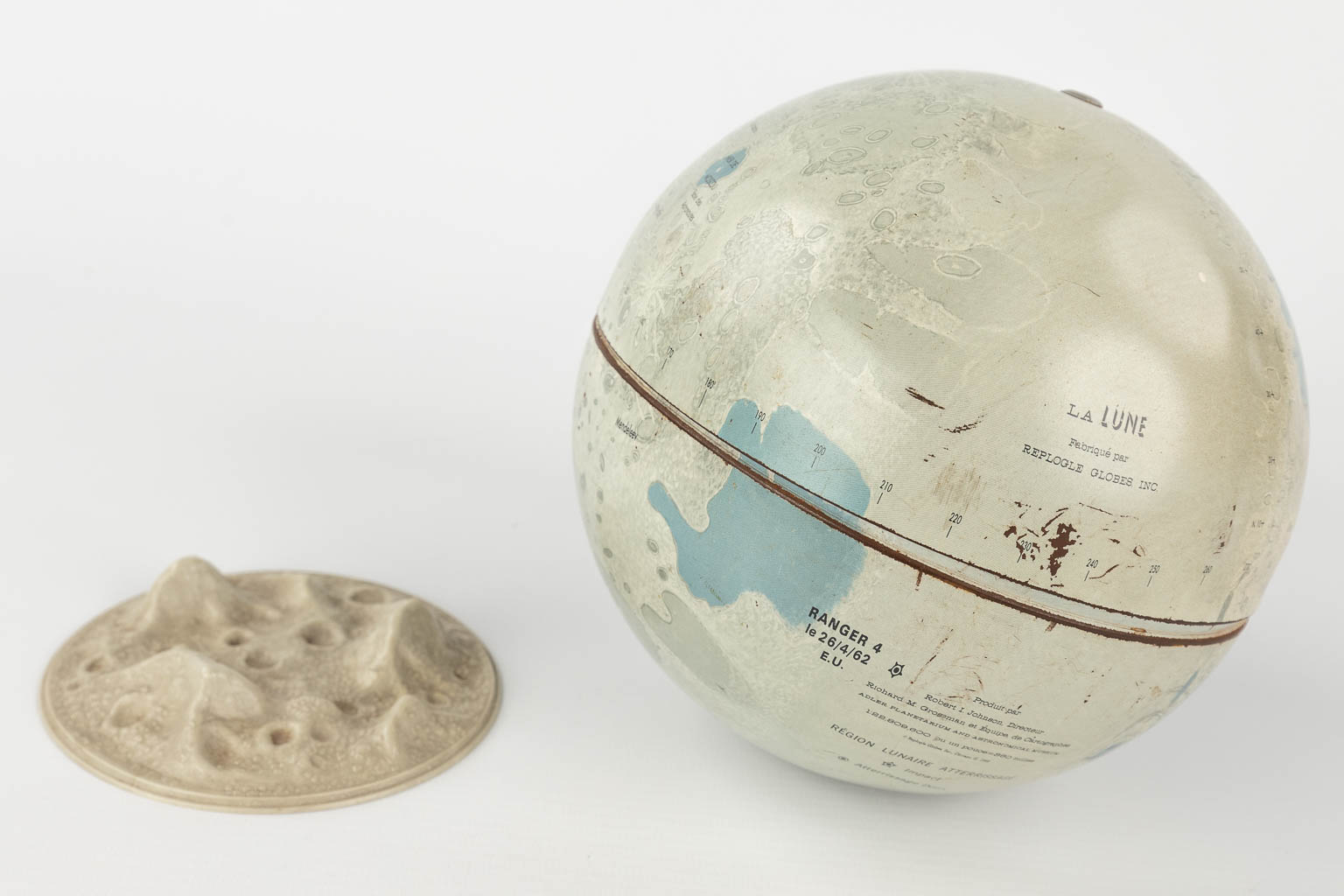 The earth and the moon, a set of 2 globes, circa 1960. (H: 42 x D: 30 cm)