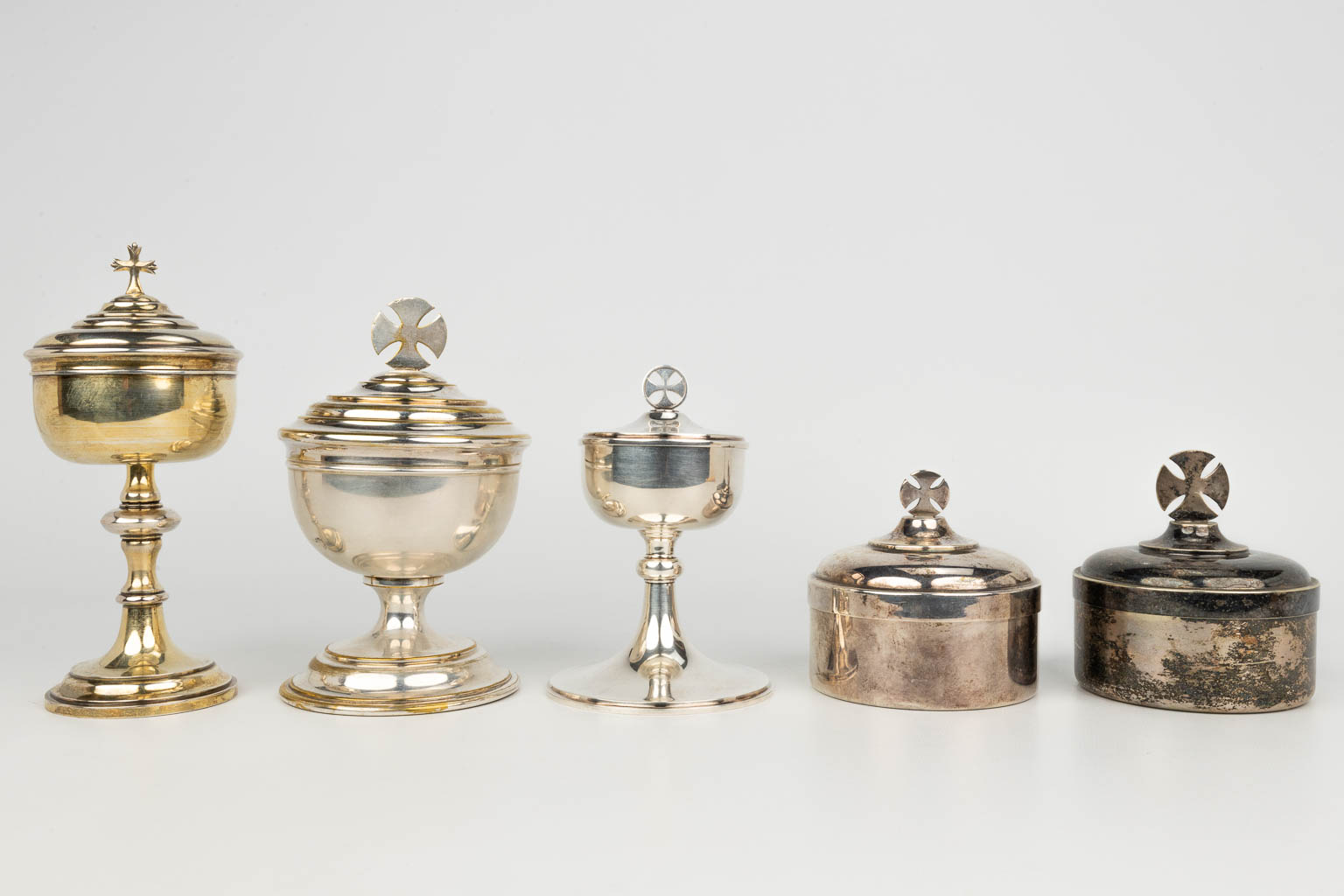 A collection of 5 silver-plated ciboria. (H:18cm)