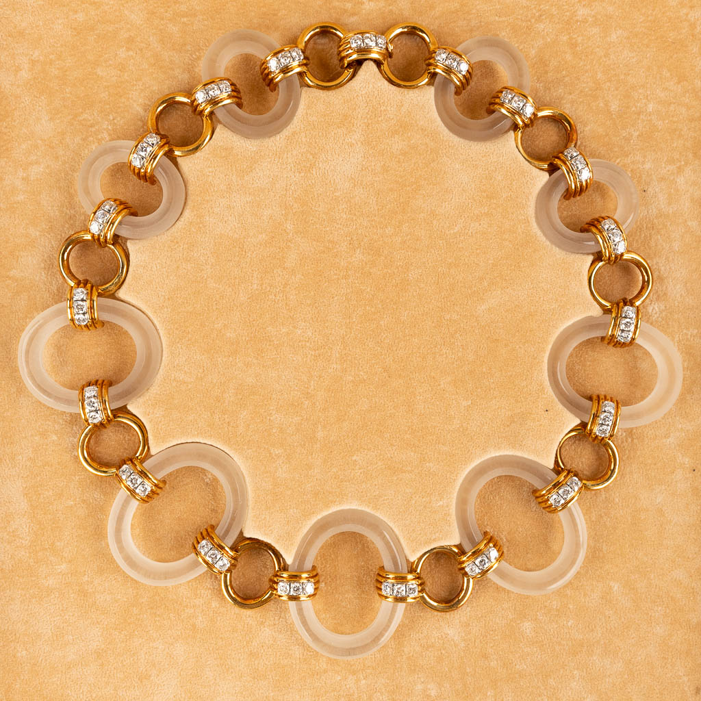 Een halsketting en armband, 18kt goud en waarschijnlijk bergkristal. Afgewerkt met briljant geslepen diamanten. (D:46,5 cm)